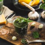 Pastă pesto de casă: rețeta simplă pentru un sos italian proaspăt și aromat