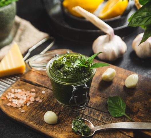 Pastă pesto de casă: rețeta simplă pentru un sos italian proaspăt și aromat